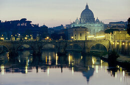 Petersdom mit Tiber