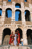 Menschen in Verkleidung vor dem Kolosseum, Rom, Italien, Europa