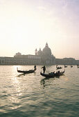 Gondeln vor Santa Maria della Salute, Canale Grande, Venedig, Italien