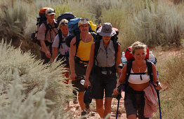 Eine Gruppe Leute beim Wandern, Lake Powell, Arizona, Utah, USA
