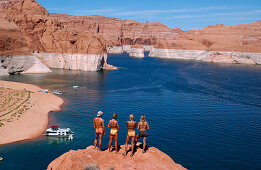 Touristen schauen über den Lake Powell, Arizona, USA