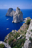 Blick auf Meer und Faraglioni Felsen im Sonnenlicht, Capri, Italien, Europa