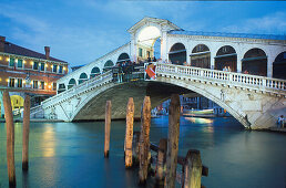 Rialto-Brücke bei Nacht, Venedig, Venetien, Italien