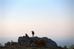 Menschen auf dem Feldberg im Taunus Gebirge bei Sonnenuntergang, Hessen, Deutschland, Europa