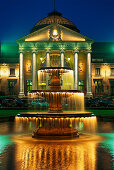 Brunnen und beleuchtetes Kurhaus bei Nacht, Wiesbaden, Deutschland, Europa