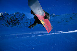 Snowboarder in der Halfpipe, Aktion, Sprung, Kaunertal, Tirol, Österreich