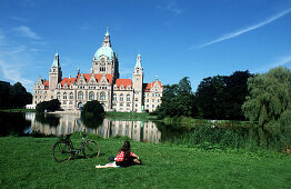 Germany, Hannover, Lake Maschsee with city hall, Deutschland, Rathaus mit MaschseeEuropa, Stadtansicht