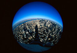 Blick von oben auf Hochhäuser unter blauem Himmel, Manhattan, New York, USA, Amerika