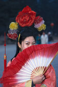 Chinesin in traditioneller Kleidung, Peking, China, Asien