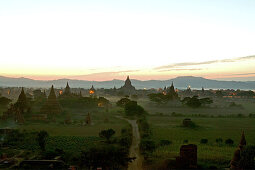 Sunset over the temples of Bagan, Sonnenuntergang Pagan, Kulturdenkmal, Ruinenfeld von Pagoden