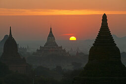 Sunset over the temples of Bagan, Sonnenuntergang ueber Pagan, Kulturdenkmal von tausenden Ruinen von Pagoden, Ruinenfeld