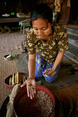 Cheroot, Burmese cigar, Making Cheroot cigars im Dorf von Pagan