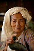 Grandma smokes a Burmese cigar, Burmesische Oma raucht eine Zigarre