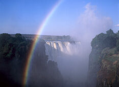 Regenbogen über die Victoria Wasserfälle, Simbabwe, Sambia, Afrika