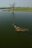 Fisherman throws net from boat, Fischerboot, auf dem Taungthaman See bei Amarapura bei Mandalay, Fischernetz auswerfen