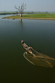 Fischer wirft sein Netz aus, Taungthaman See, Myanmar, Burma