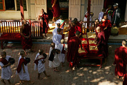 Mahagandaryone Monastery, Essenausgabe fuer Moenche im Kloster in Amarapura line of little monks going into the dining hall of monastery, near Mandalay