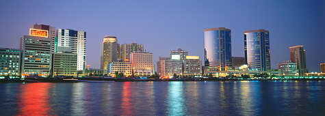 Skyline am Dubai Creek bei Nacht, Dubai, Vereinigte Arabische Emirate