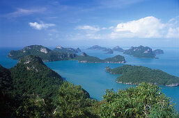 Blick auf Meer und kleine Inseln im Sonnenlicht, Ang Thong Marine Park, Koh Samui, Thailand, Asien