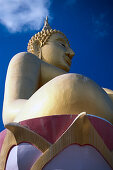 Grosse goldene Buddhastatue unter blauem Himmel, Koh Samui, Thailand, Asien