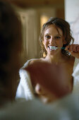 Frau putzt sich die Zähne