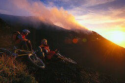 Mountainbiker auf der Insel Vulcano bei Sonnenuntergang, Liparische Inseln, Sizilien, Italien, Europa