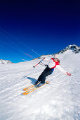 Junge Frau beim Snowkiting, Lermoos, Lechtaler Alpen, Tirol, Österreich