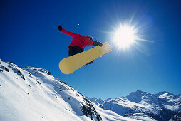 Snowboarder im Sprung, Arlberg, Vorarlberg, Österreich