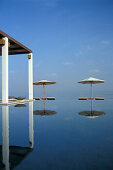 Sonnenschirme am Chedi Pool im Sonnenlicht, The Chedi Hotel, Maskat, Oman, Vorderasien, Asien