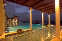 Der beleuchtete Chedi Pool at night, The Chedi Hotel, Maskat, Oman, Vorderasien, Asien