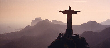 Luftaufnahme der Corcovado Statue bei Sonnenuntergang, Rio de Janeiro, Brasilien, Südamerika, Amerika
