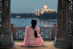 Frau in traditioneller Kleidung betrachtet Taj Mahal, Agra, Uttar Pradesh, Indien, Asien