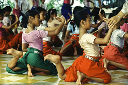 Kinder lernen den Tempeltanz, Royal Academy of Performing, Phnom Penh, Kambodscha, Indochina, Asien