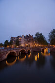 Bridge, Keizersgracht, Leidsegracht, View over illuminated bridge to gabled houses in the evening, Keizersgracht and Leidsegracht, Amsterdam, Holland, Netherlands