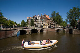 Leisure Boat, Keizersgracht, Leidsegracht, Leisure boat passing stone bridge, Keizersgracht and Leidsegracht, Amsterdam, Holland, Netherlands