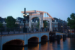 Magere Brug, Amstel, Illuminated Magere Brug Skinny Bridge, in the evening, Amsterdam, Holland, Netherlands