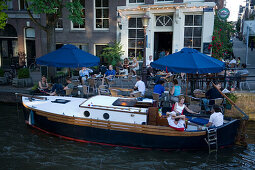 People, Boat, Cafe 't Smalle, Egelantiersgracht, Jordaan, Boat anchoring in front of Cafe 't Smalle, Egelantiersgracht, Jordaan, Amsterdam, Holland, Netherlands