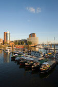 Blick auf Schiffe im Hafen vor dem Lagerhauskomplex Speicherstadt mit dem Hanseatic Trade Center, Hamburg, Deutschland