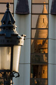 Spiegelung der Fischerbastei in der Fassade des Hotel Hilton mit Straßenlaterne, Schlossberg, Buda, Budapest, Ungarn