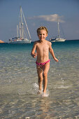 Kind läuft im Wasser, Cala Brandinchi, Sardinien, Italien