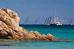 Segelboote an der Costa Smeralda, Costa Smeralda, Sardinien, Italien