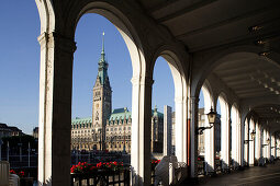 Hamburger Rathaus, im Vordergrund die Alsterarkaden, Hamburg