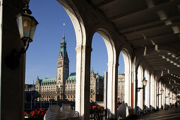 Hamburger Rathaus, im Vordergrund die Alsterarkaden, Hamburg