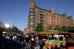 Market stands on the Fischmarkt, traditional fish market takes place every Sunday morning, market-goers can purchase much more than just fishUlivestock, exotic plants and a whole range of bric-a-brac are sold by the cheery stallholders, St. Pauli, Hamburg
