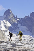 Zwei Frauen wandern auf einem Gletscher. Forno Gletscher, Bergell, Graubünden, Graubuenden, Schweiz, Alpen.