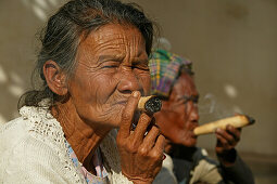 Portrait old ladies smoking cheroots, Portrait, rauchende alte Frauen, cheroot