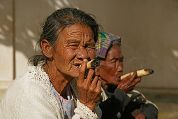 Portrait old ladies smoking cheroots, Portrait, rauchende alte Frauen, cheroot