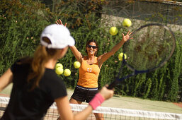 Frauen spielen Tennis