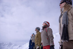 Gruppe junger Leute steht an der Skipiste, Kühtai, Tirol, Österreich
