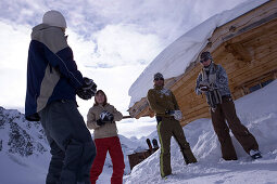 Junge Leute bei einer Schneeballschlacht, Kühtai, Tirol, Österreich